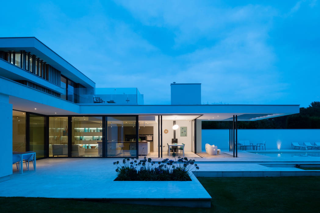 River House - External night view of kitchen and dining from garden Selencky///Parsons Nowoczesne domy