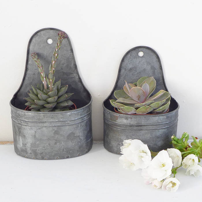 Set Of Two Small Zinc Wall Planters Lilac Coast Jardines de estilo rural Jarrones y macetas