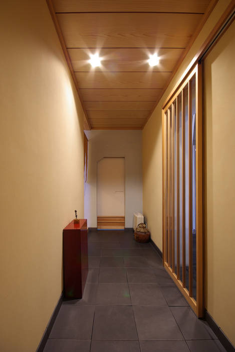 すし 小山, アトリエ イデ 一級建築士事務所 アトリエ イデ 一級建築士事務所 Classic style corridor, hallway and stairs