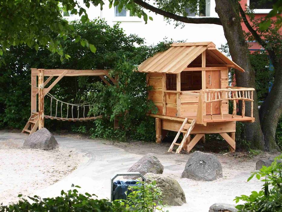 Ein Kindheitstraum wird wahr: handgefertigte Baumhäuser aus Naturholz, Almhütte Naturholz- Manufaktur GmbH Almhütte Naturholz- Manufaktur GmbH Rustic style nursery/kids room