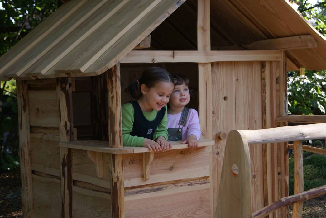 Ein Kindheitstraum wird wahr: handgefertigte Baumhäuser aus Naturholz, Almhütte Naturholz- Manufaktur GmbH Almhütte Naturholz- Manufaktur GmbH Chambre d'enfant rustique