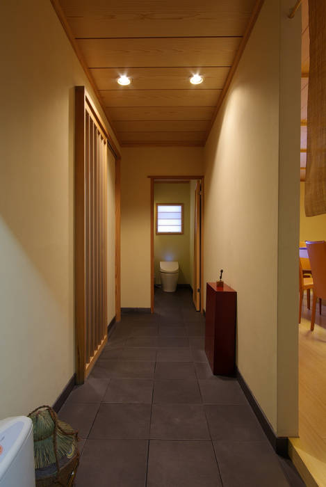すし 小山, アトリエ イデ 一級建築士事務所 アトリエ イデ 一級建築士事務所 Classic style corridor, hallway and stairs