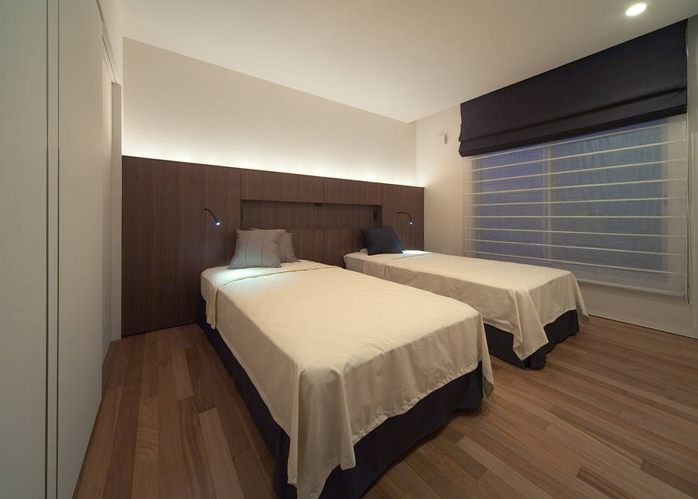 寝室 ＩＳＤアーキテクト一級建築士事務所 モダンスタイルの寝室 木 木目調 ウォールナット、読書灯、間接照明、珪藻土