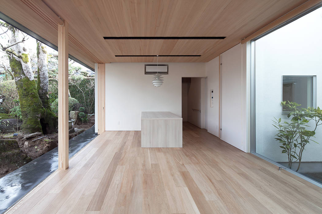 リビング ＩＳＤアーキテクト一級建築士事務所 モダンデザインの リビング 木 木目調 和風モダン、間接照明
