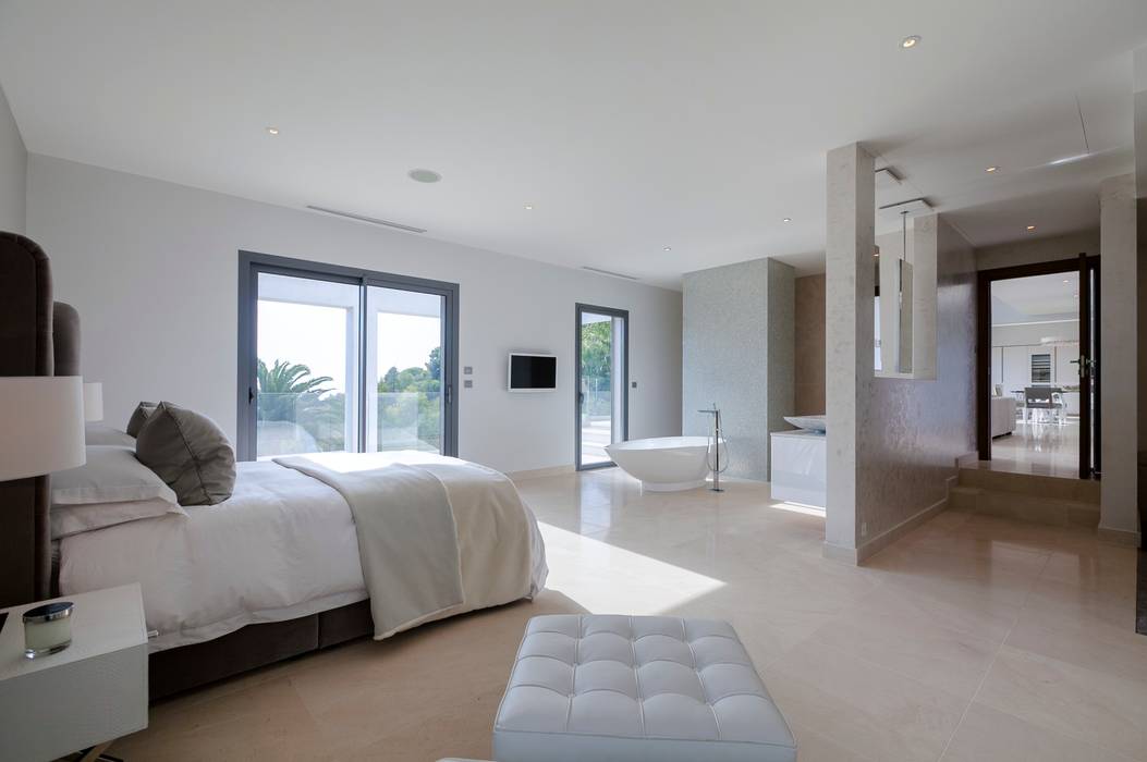 Villa South of France Interior Master Bedroom Suite Charlotte Candillier Interiors Camera da letto moderna