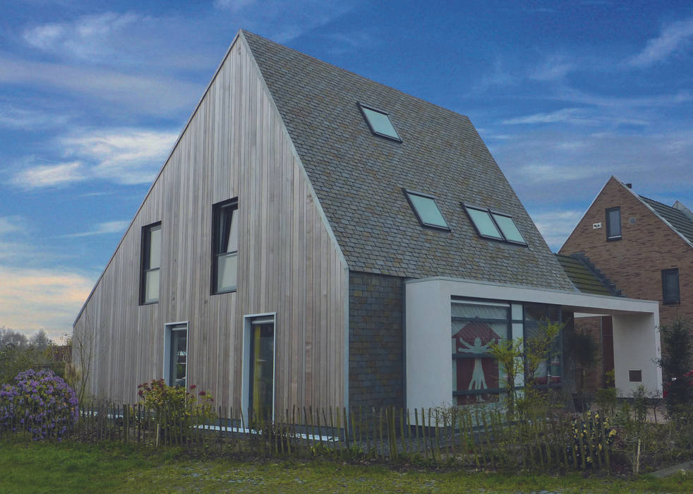 Massief houten facade homify Scandinavische huizen