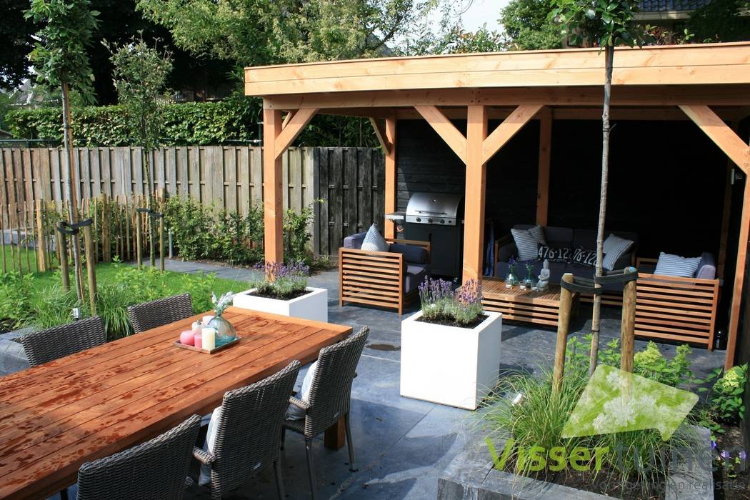 Sfeervolle lounge tuin, Visser Tuinen Visser Tuinen Landelijke tuinen Plant,Meubilair,Eigendom,Tafel,Buitentafel,Hout,Bloempot,Buitenmeubels,Schaduw,Boom