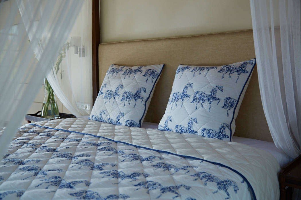 INDIGO FILLY REVERSIBLE DOUBLE QUILT AND SHAM SET ( 3 PCS) homify Kamar Tidur Gaya Eklektik Textiles