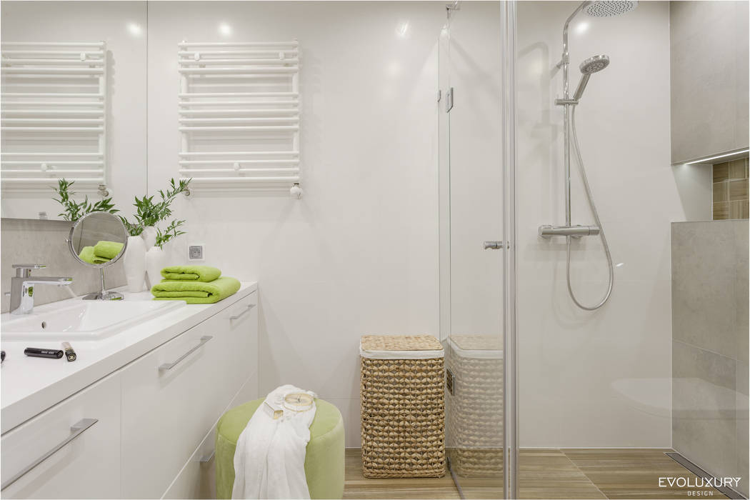 homify Modern bathroom