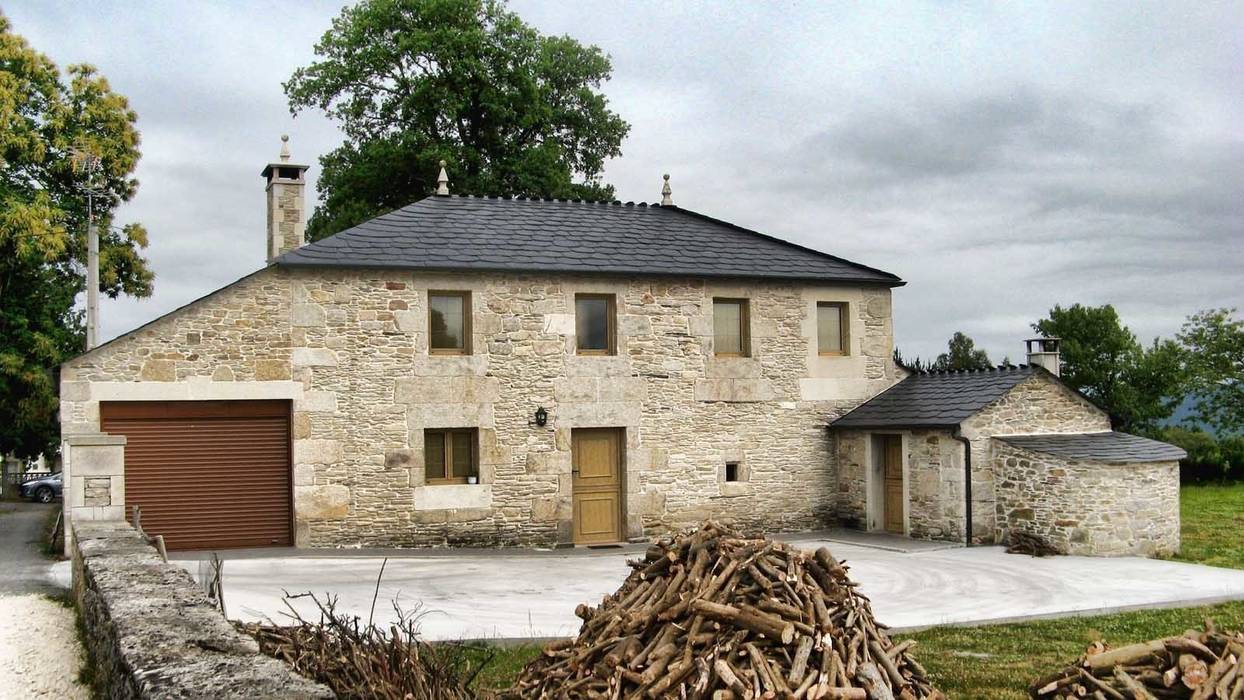 Rehabilitación en Lugo, Intra Arquitectos Intra Arquitectos Wiejskie domy