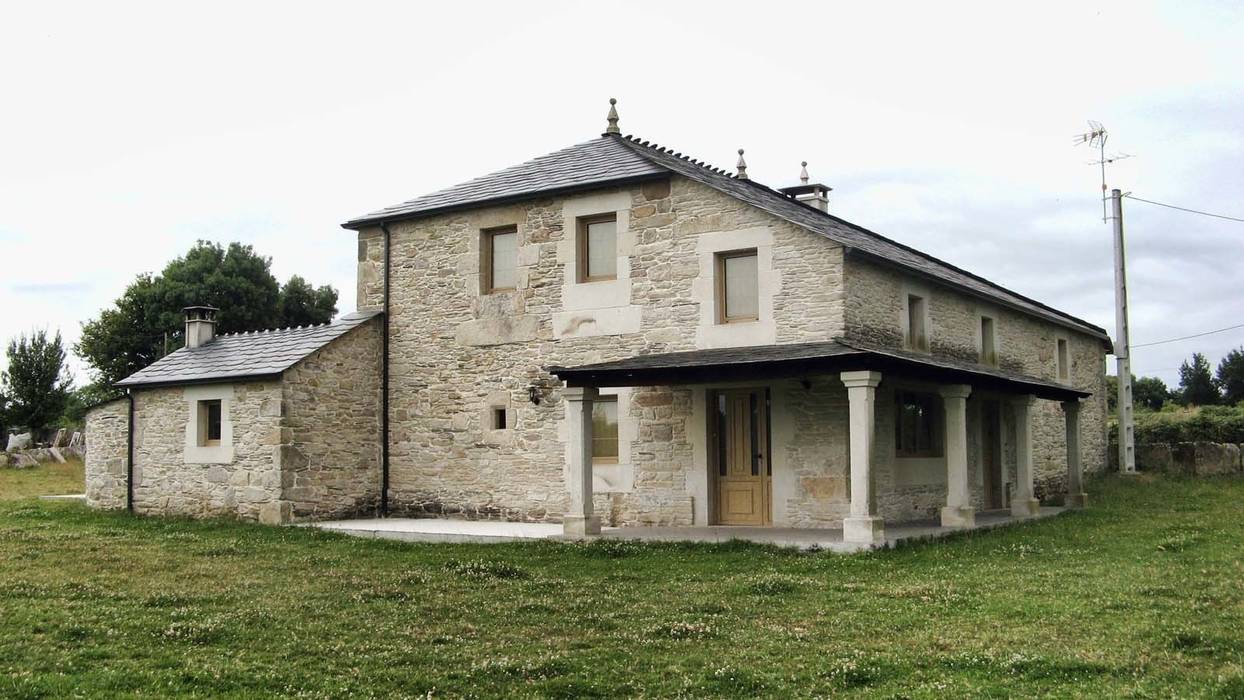 Rehabilitación en Lugo, Intra Arquitectos Intra Arquitectos Casas de estilo rural Cielo,Edificio,Ventana,Planta,casa,Árbol,Nube,Puerta,Césped,Fachada