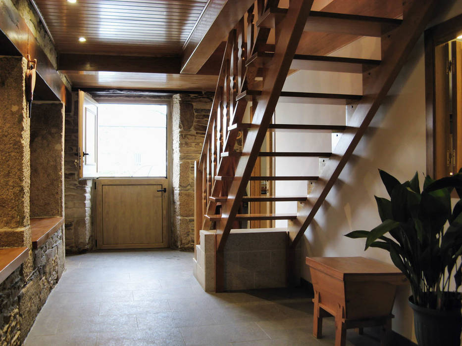 Rehabilitación en Lugo, Intra Arquitectos Intra Arquitectos Couloir, entrée, escaliers ruraux