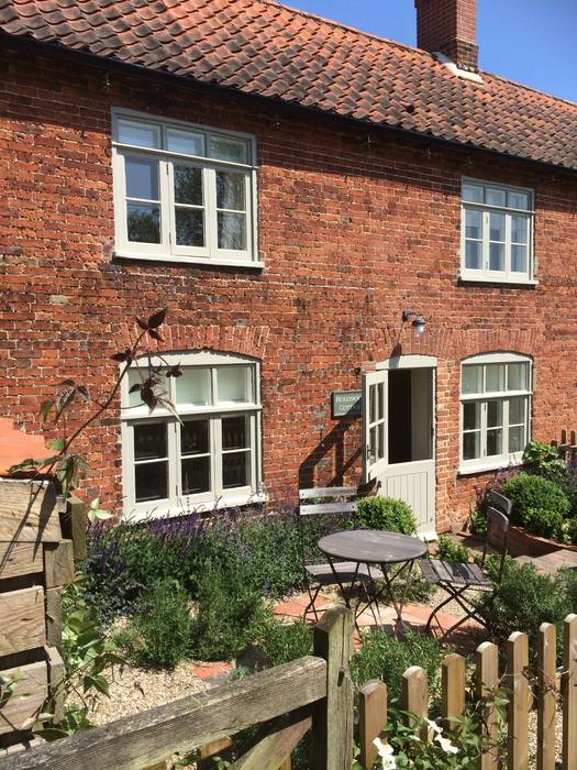 Exterior of cottage Rooms with a View Country style garden Plants & flowers