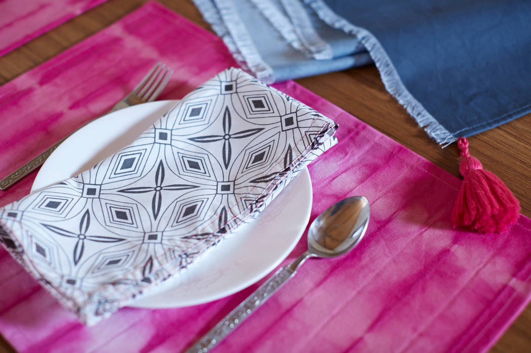 PINK TIE & DYE TABLE MAT ( 6 PCS) WITH GREY LATTICE NAPKIN ( 6 PCS) homify ห้องทานข้าว ของประดับและอุปกรณ์จิปาถะ