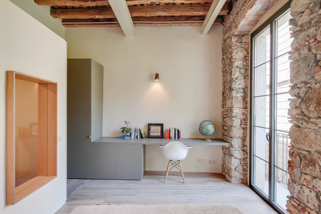 LOFTS GIRONA Lara Pujol | Interiorismo & Proyectos de diseño Estudios y oficinas estilo mediterráneo