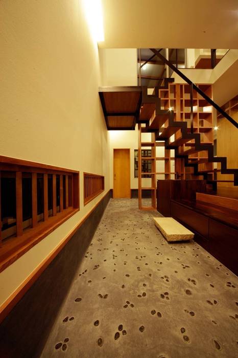 N-HOUSE, 建築デザイン工房ｋｏｃｏｃｈｉ空間 建築デザイン工房ｋｏｃｏｃｈｉ空間 Pasillos, vestíbulos y escaleras modernos