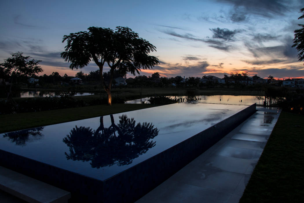 Conceitual, Loro Arquitetura e Paisagismo Loro Arquitetura e Paisagismo Hồ bơi phong cách tối giản