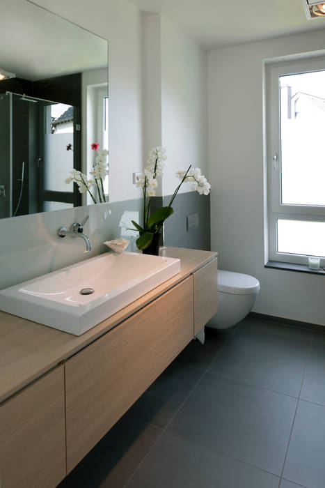 homify Modern bathroom