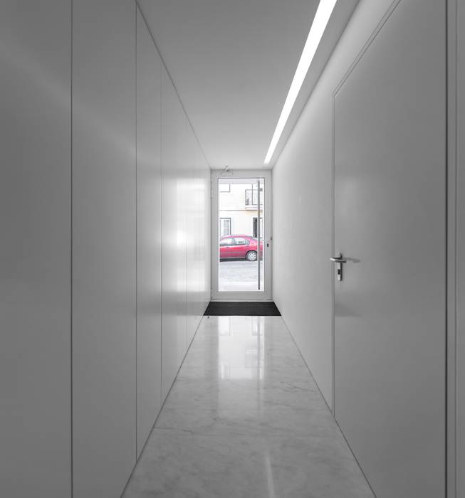 Lapa Building, João Tiago Aguiar, arquitectos João Tiago Aguiar, arquitectos Minimalist corridor, hallway & stairs