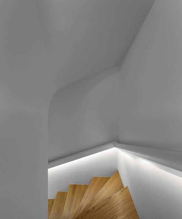 Lap Building, João Tiago Aguiar, arquitectos João Tiago Aguiar, arquitectos Minimalist corridor, hallway & stairs