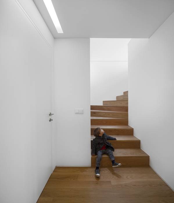 Lapa Building, João Tiago Aguiar, arquitectos João Tiago Aguiar, arquitectos Minimalist corridor, hallway & stairs