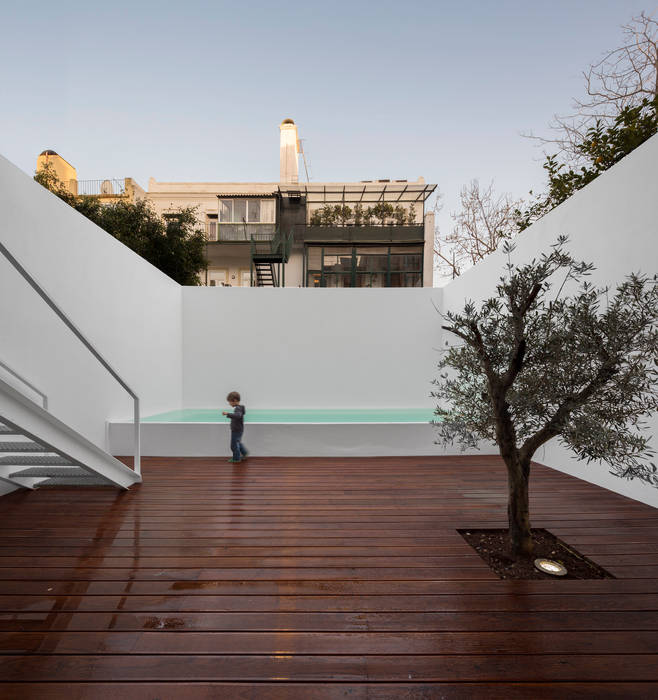 Lapa Building, João Tiago Aguiar, arquitectos João Tiago Aguiar, arquitectos Minimalist balcony, veranda & terrace