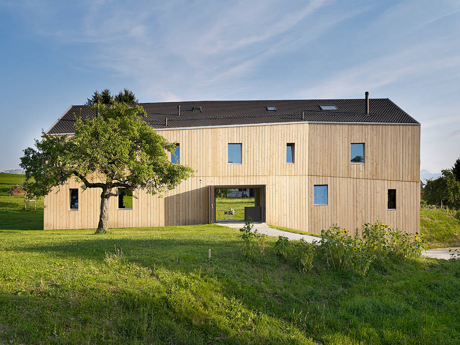 House in Maracon , LOCALARCHITECTURE LOCALARCHITECTURE Wiejskie domy