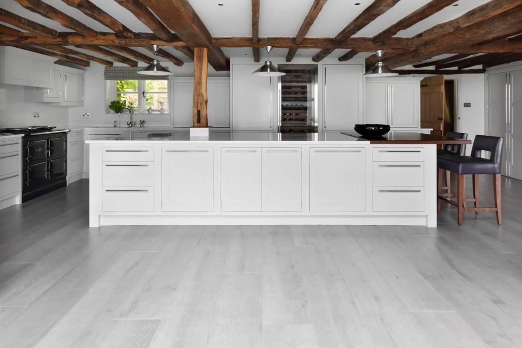 Venetian Grey Oak Flooring in kitchen homify Cocinas clásicas