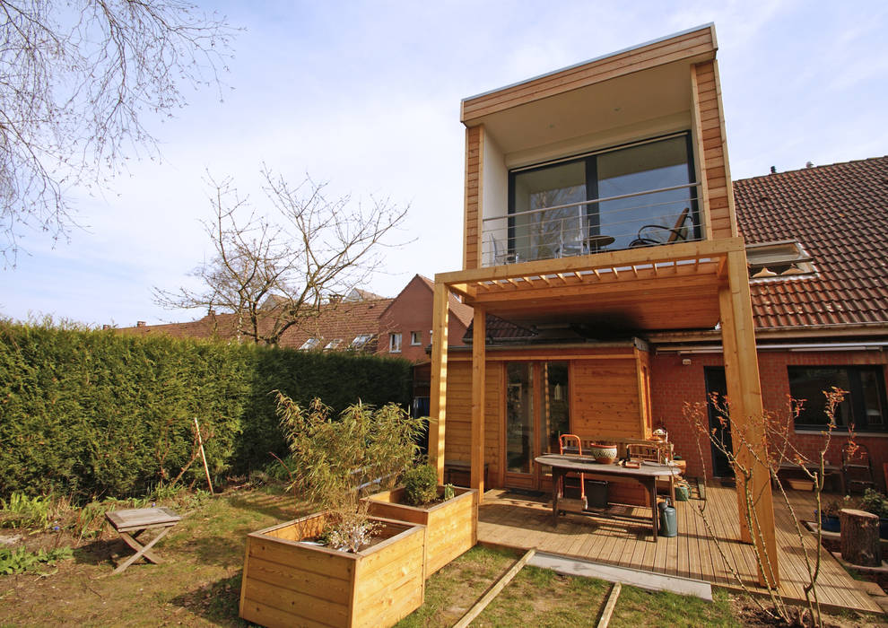 Situé dans les arbres, DCA DCA Maisons modernes Ciel,Plante,Biens,Bois,Imeuble,Terrain,Nuage,Ombre,Arbre,Chalet