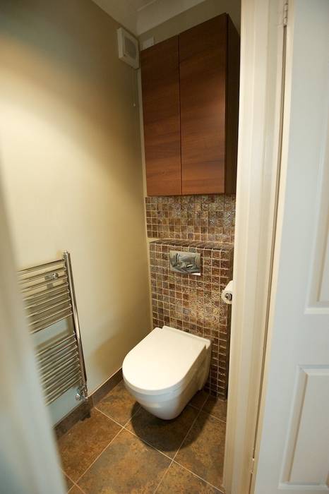 New cloakroom with wall hung WC and feature tiling Chameleon Designs Interiors Baños de estilo moderno Aseos