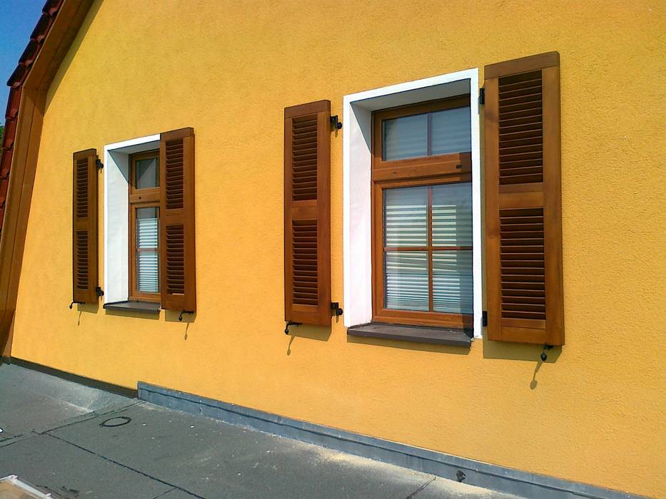homify Classic style windows & doors Wood Wood effect Blinds & shutters