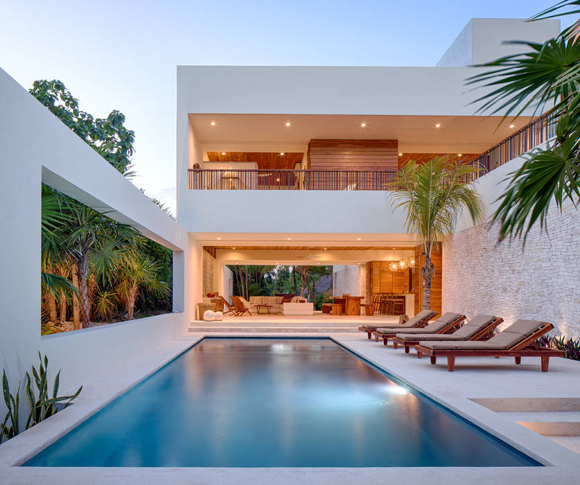 homify Tropical style pool