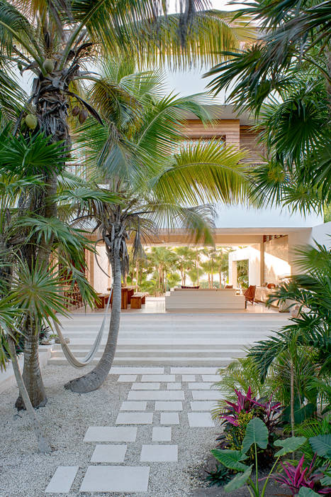 homify Tropical style houses