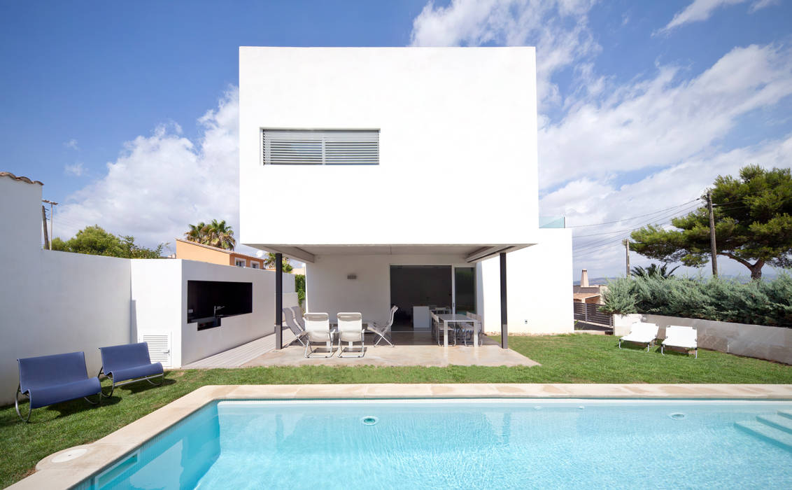 CASA RM, RM arquitectura RM arquitectura Jardines de estilo minimalista Nube,Cielo,Agua,Edificio,Planta,Propiedad,Azul,Alberca,Árbol,Sombra