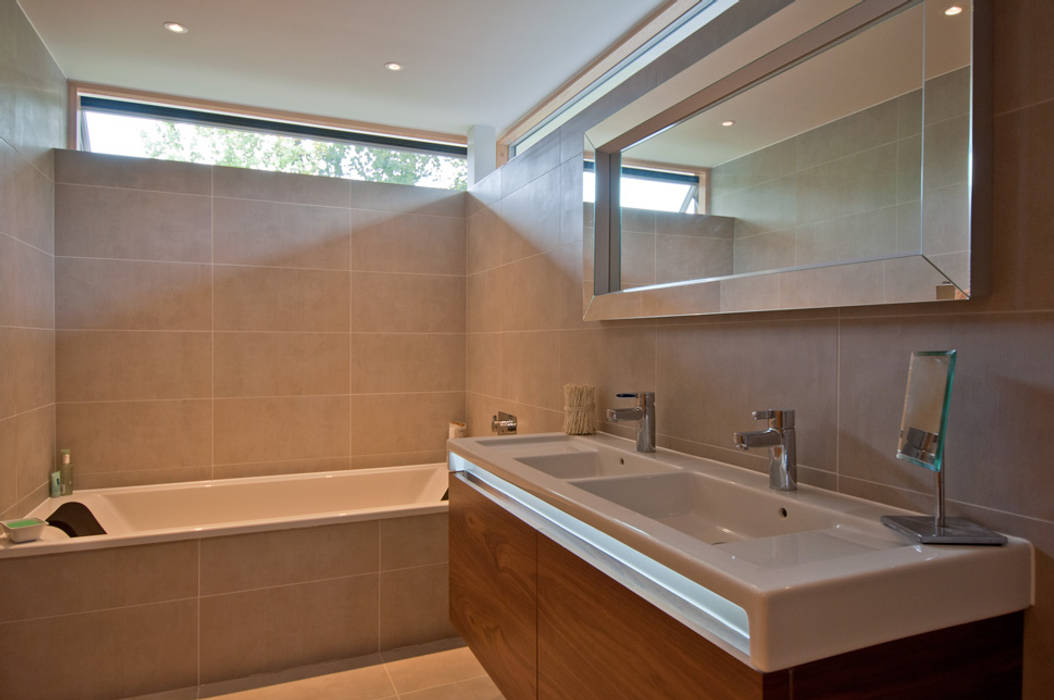 Greensleeves Bathroom DUA Architecture LLP Modern bathroom