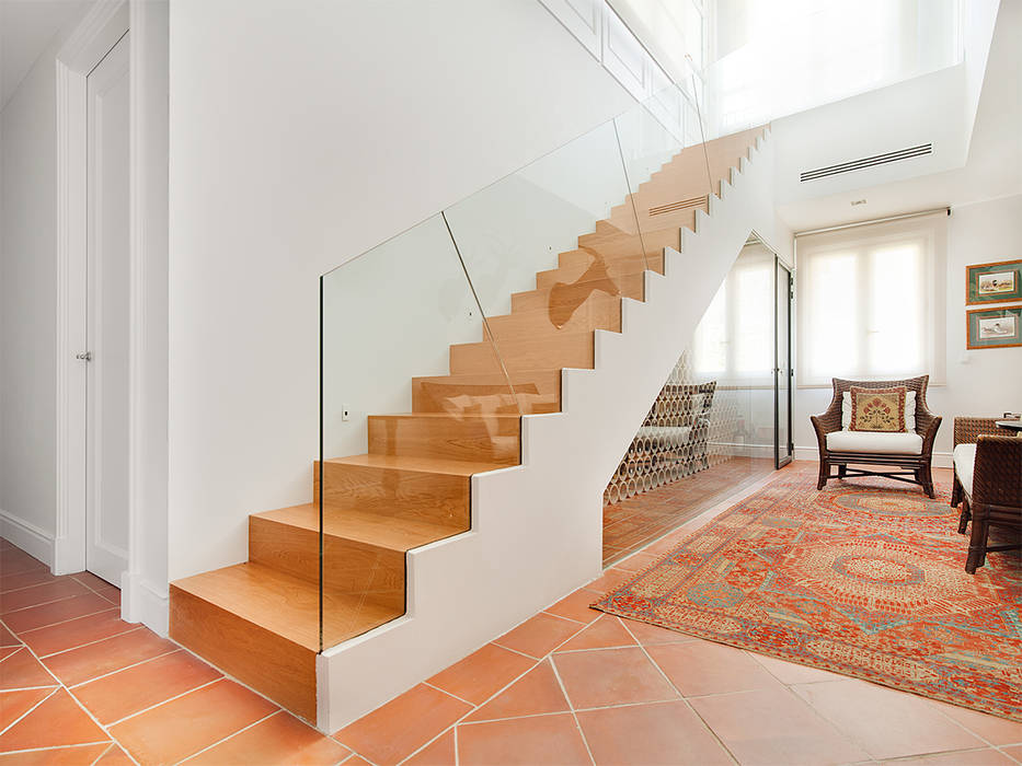 HOUSE IN VALDEMARIN, Serrano Suñer Arquitectura Serrano Suñer Arquitectura Classic style corridor, hallway and stairs