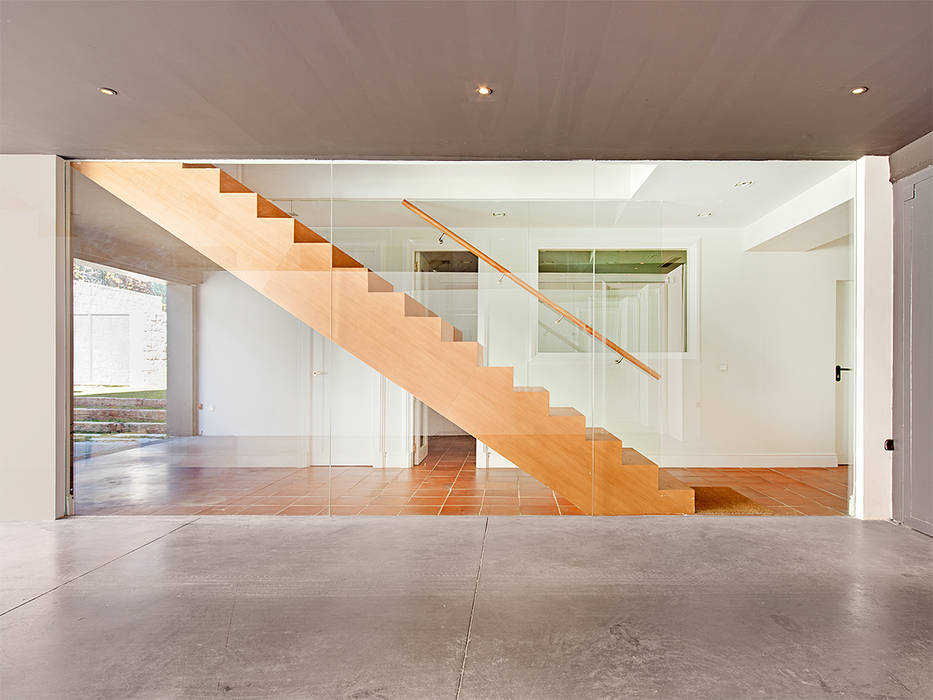HOUSE IN VALDEMARIN, Serrano Suñer Arquitectura Serrano Suñer Arquitectura Classic corridor, hallway & stairs
