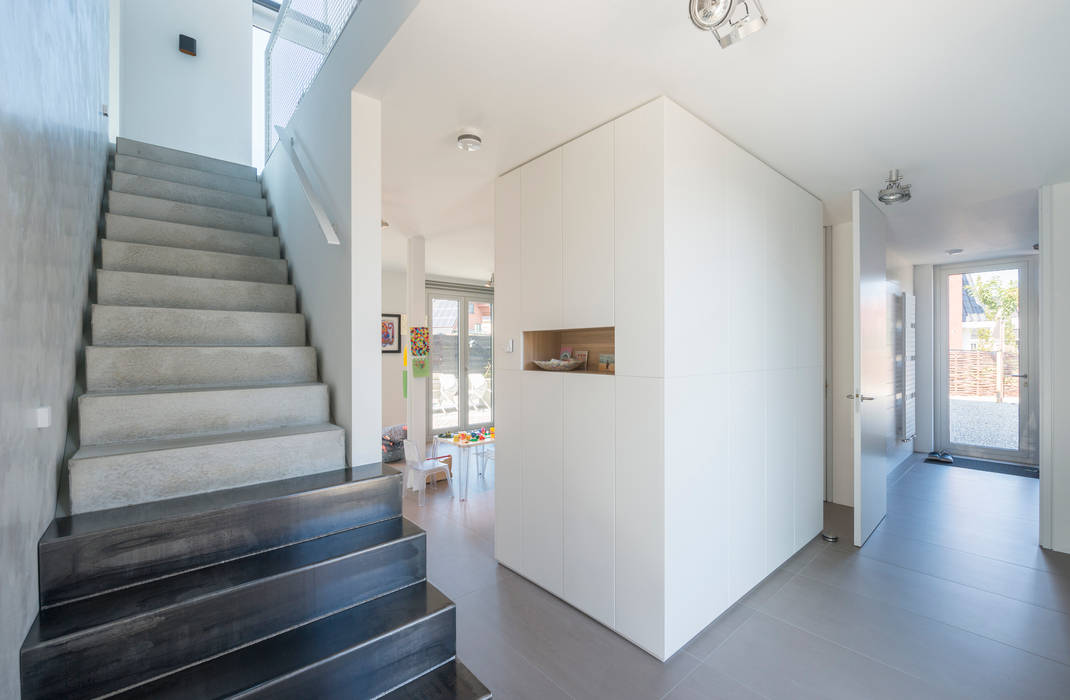 Woonhuis Leidsche Rijn, Architect2GO Architect2GO Minimalist corridor, hallway & stairs