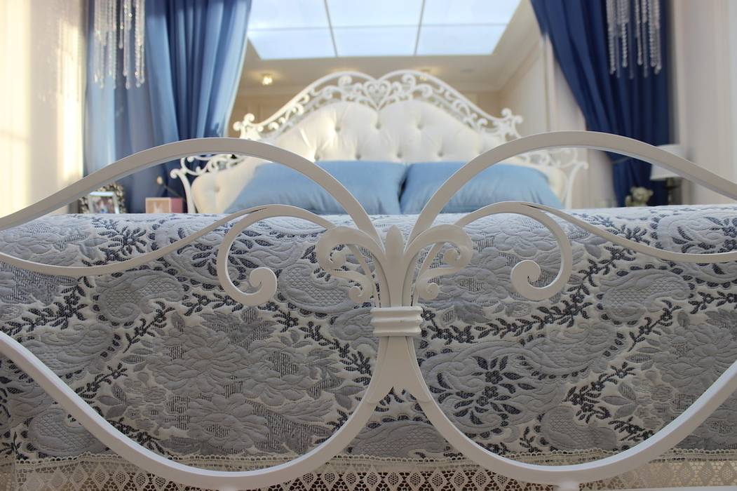 Фото кровати в интерьере спальни в квартире Дизайн студия Ольги Кондратовой Спальня в классическом стиле