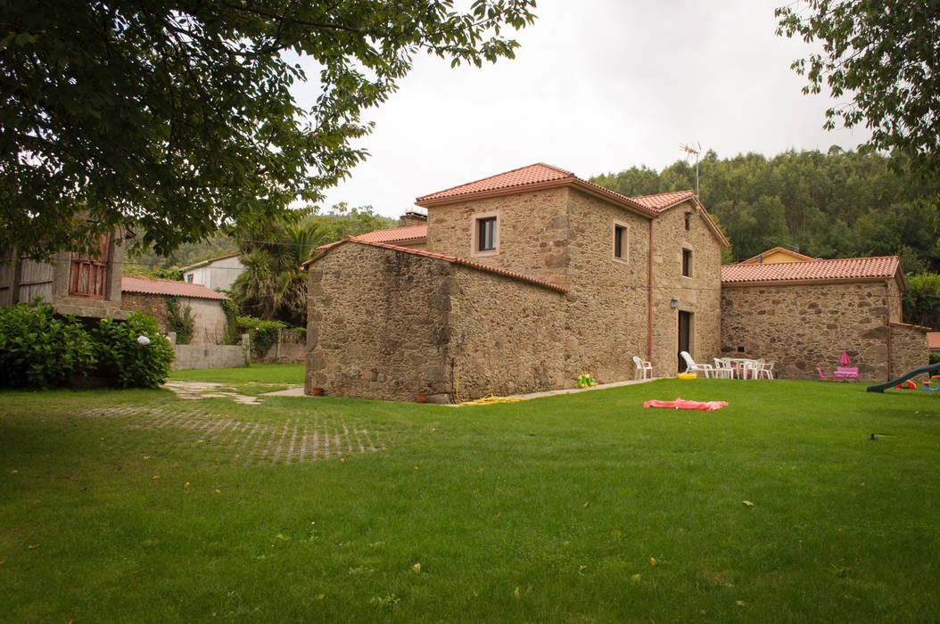 Rehabilitación en Laracha Intra Arquitectos Casas de estilo rural