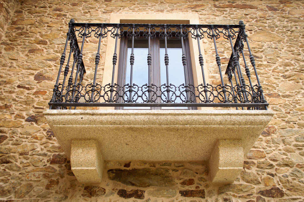 Rehabilitación en Laracha Intra Arquitectos Balcones y terrazas de estilo rural