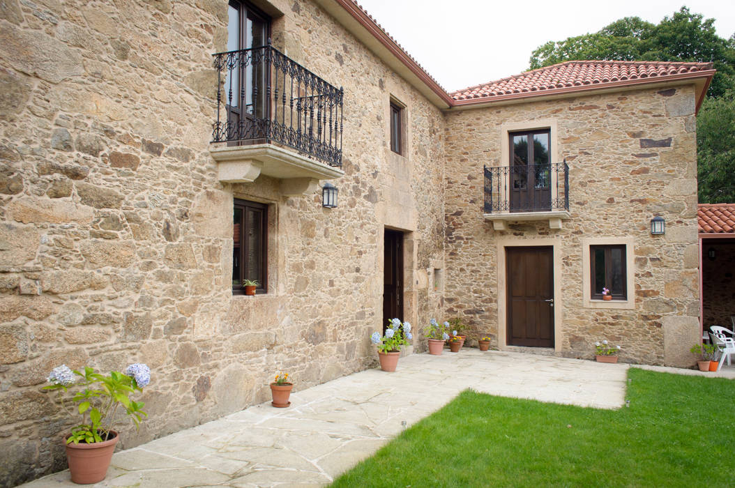 Rehabilitación en Laracha Intra Arquitectos Casas de estilo rural