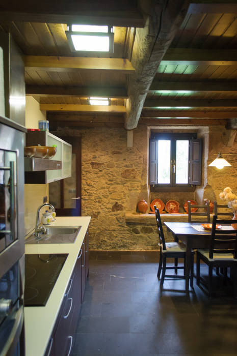 Rehabilitación en Laracha Intra Arquitectos Cocinas de estilo rural