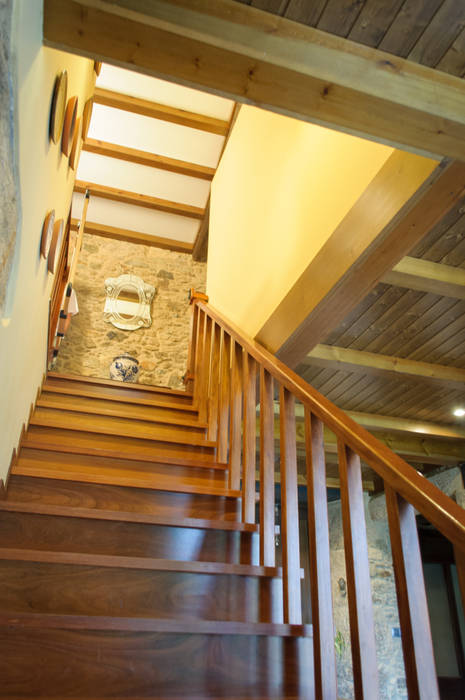 Rehabilitación en Laracha Intra Arquitectos Pasillos, vestíbulos y escaleras de estilo rural