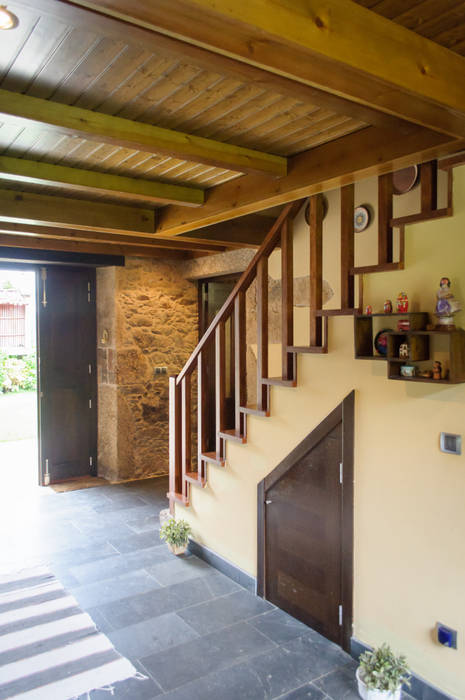 Rehabilitación en Laracha Intra Arquitectos Pasillos, vestíbulos y escaleras de estilo rural