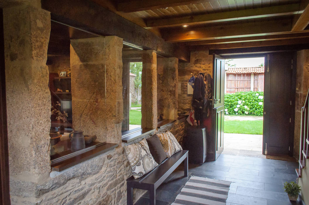 Rehabilitación en Laracha Intra Arquitectos Pasillos, vestíbulos y escaleras de estilo rural