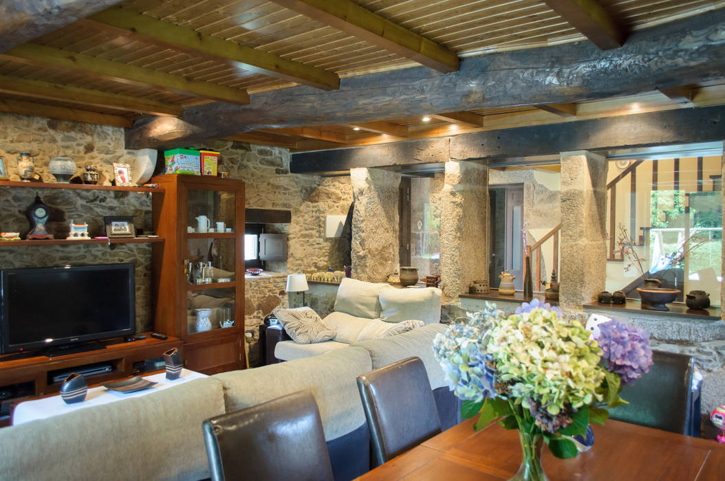 Rehabilitación en Laracha Intra Arquitectos Salones de estilo rural