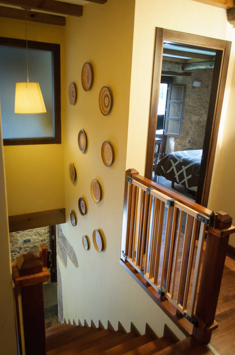 Rehabilitación en Laracha Intra Arquitectos Pasillos, vestíbulos y escaleras de estilo rural