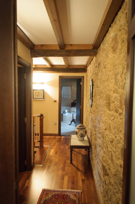 Rehabilitación en Laracha Intra Arquitectos Pasillos, vestíbulos y escaleras de estilo rural