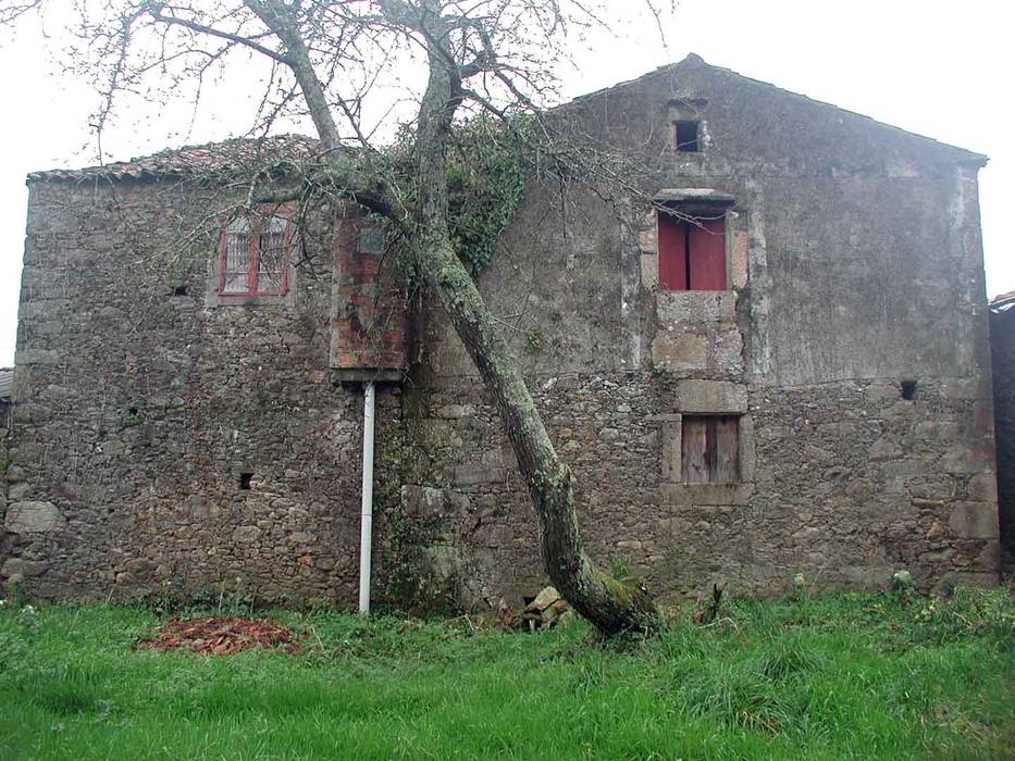 Rehabilitación en Laracha, Intra Arquitectos Intra Arquitectos Country style houses